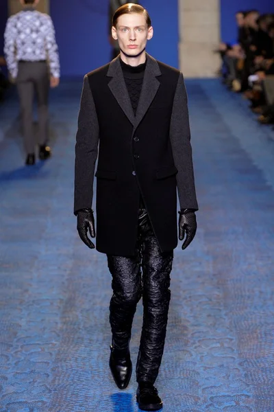 Look 10